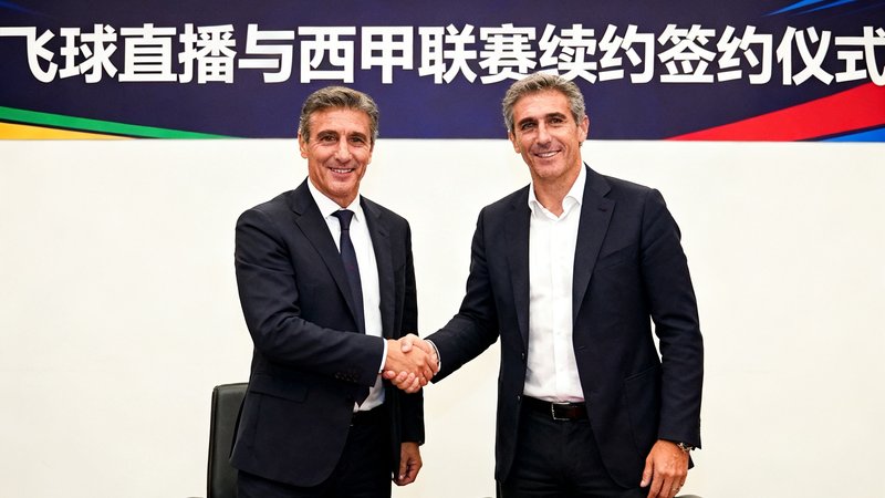 飞球直播与西甲联赛续约签约仪式的现场照片，双方代表握手合影